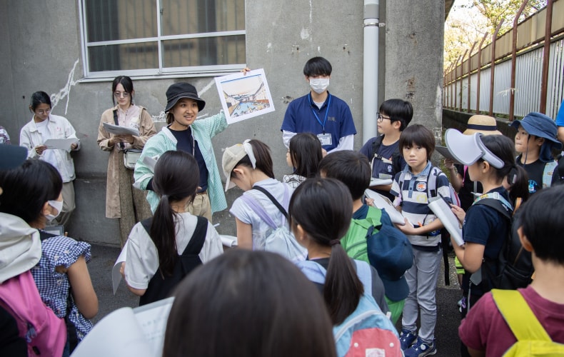 小学生たちに説明している様子