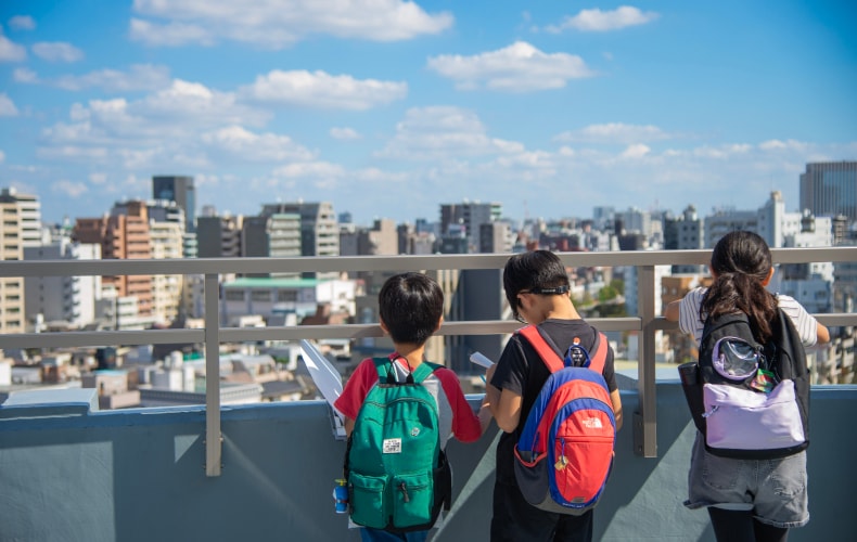 屋上で学習する小学生たち