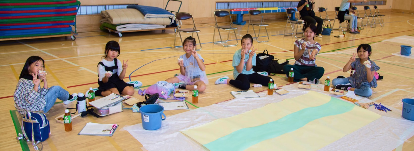 おむすびを食べる小学生たち